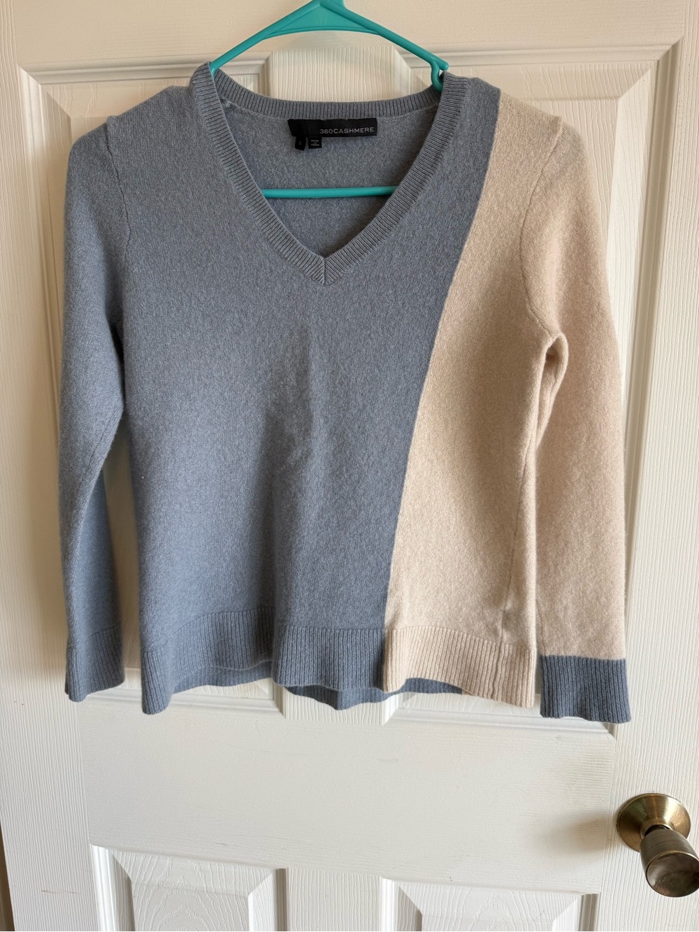 360 Cashmere Women's Two-Tone V-Neck 100% Cashmere Sweater - Blue & Cream